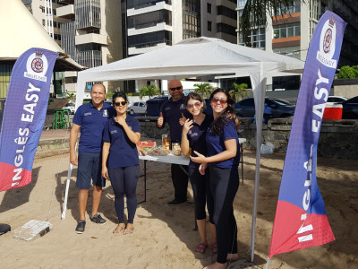 Ação Praia Limpa promovida pelo Inglês EASY na praia de Boa Viagem